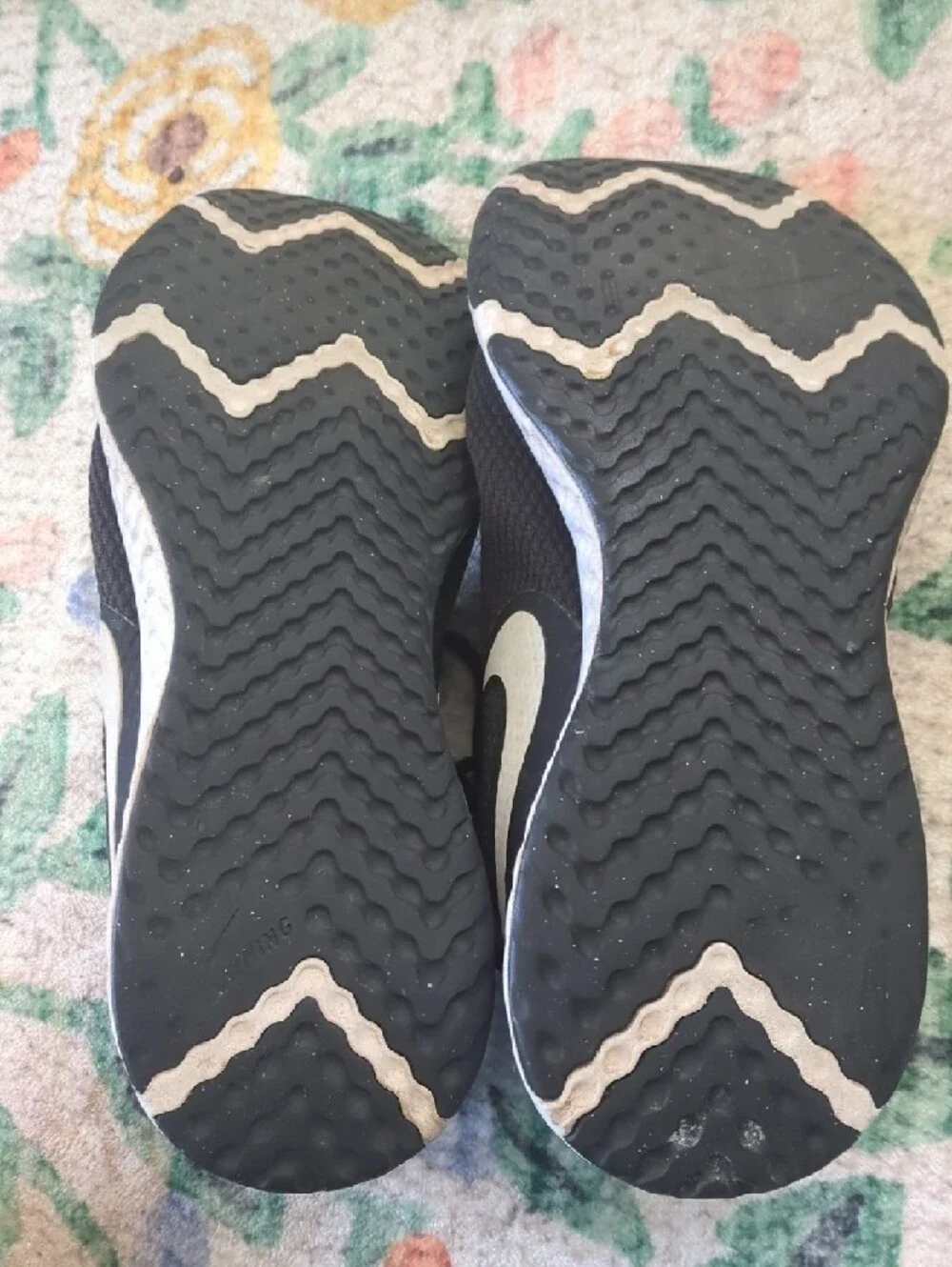 🩷 Nike Black Athletic Mesh Running Sneakers with White Soles